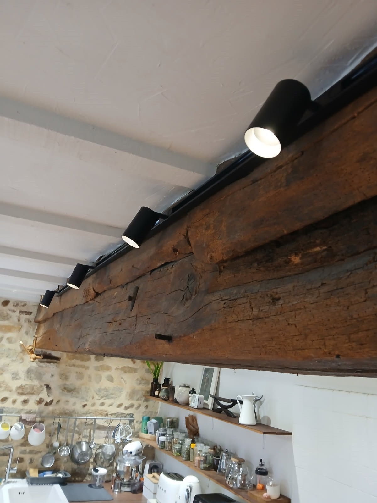 Eclairage de cuisine avec un rail simple allumage et spot